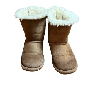 UGG Kids Bailey Bow Il chestnut suede shearling lined winter boots- Size 13
